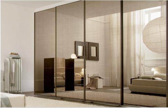 Неповторимы зеркальный шкаф расположенный прямо в спальне значительно улучшает дизайн вцелом
