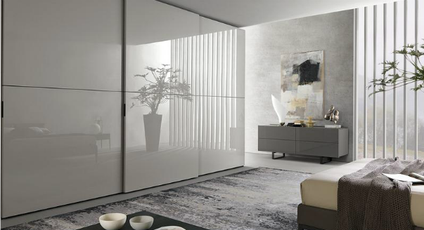 Шкаф нестандартных размеров и дизайна отлично вписывается в интерьер комнаты