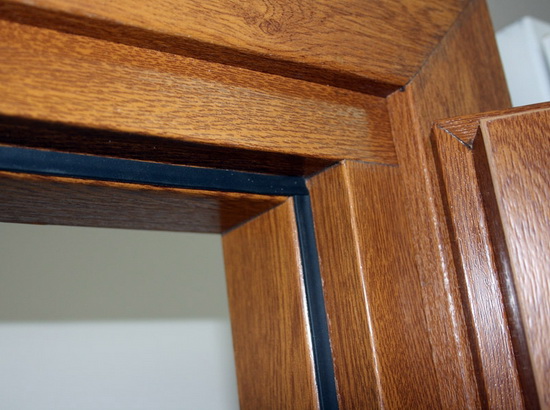 Уплотнительная резинка на межкомнатной деревянной двери