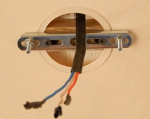 Как установить люстру на натяжной потолок видео