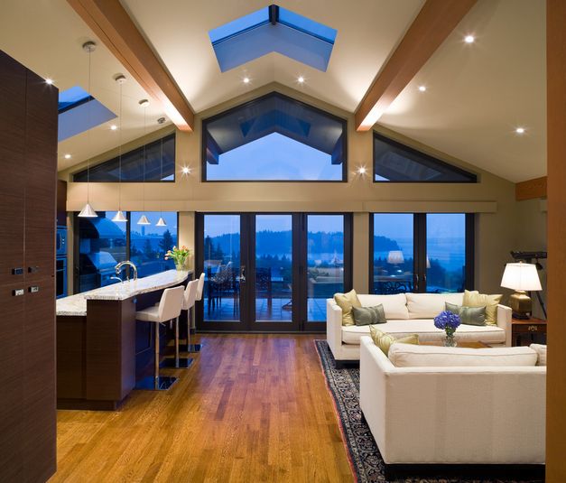 Stuning living room with vaulted ceiling