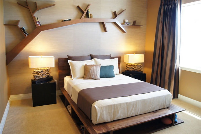 Спальня с деревянной стеной и оригинальной полкой ввиде дерева