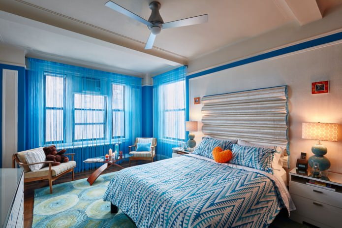 голубые нитяные шторы в спальне 