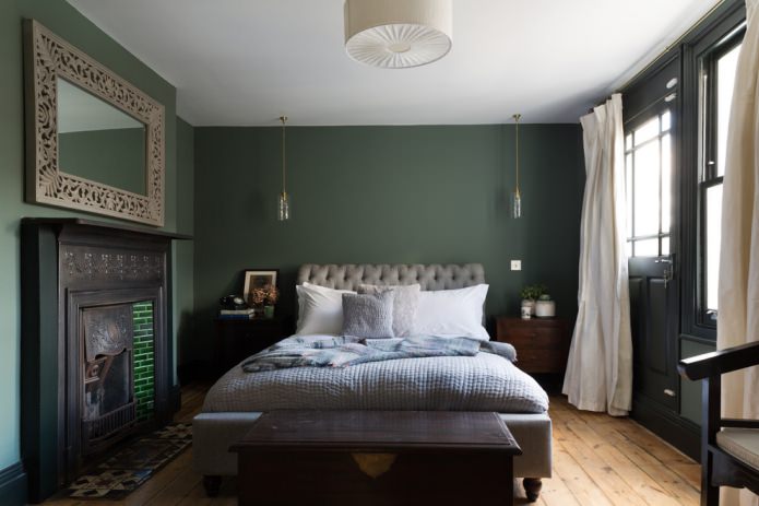 Зеленая спальня с светлыми шторами