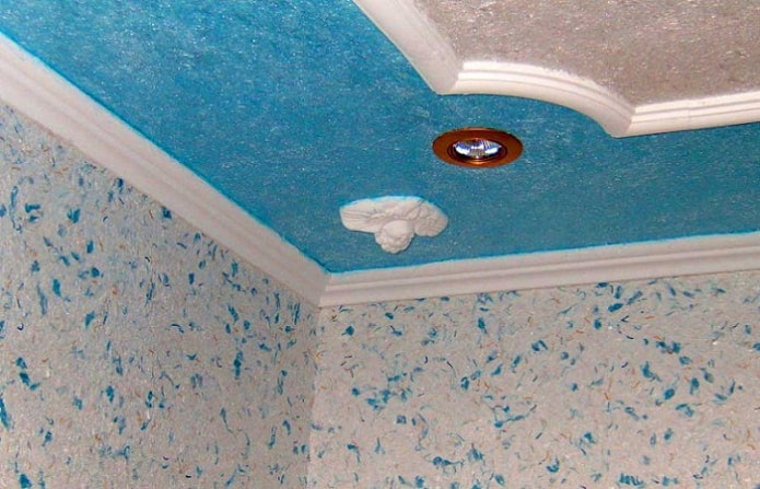 голубые жидкие обои на потолке