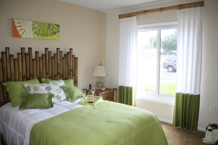 сочетание белого и зеленого цвета на шторах в спальне