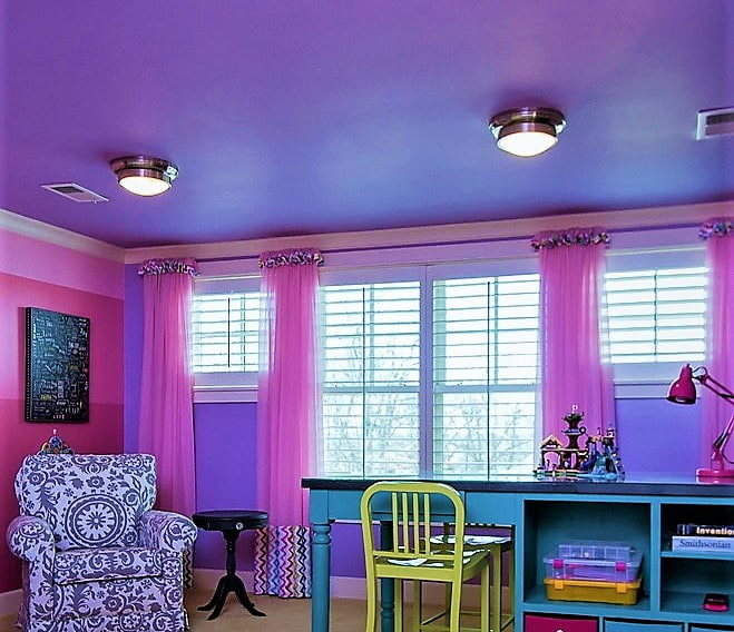 розовые стены сочетаются с лиловым потолком