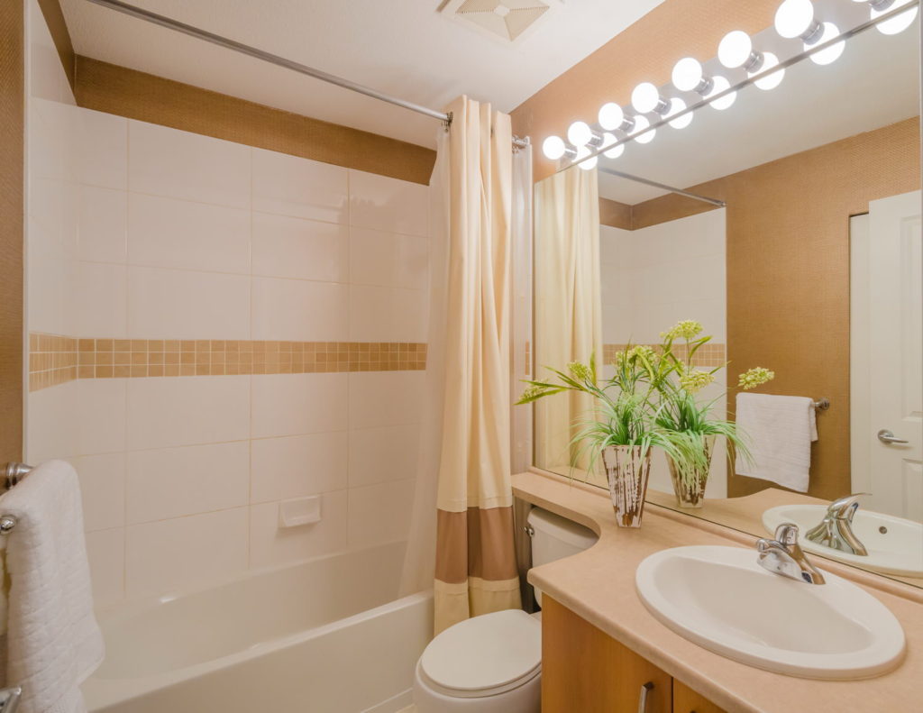 Современный дизайн ванной комнаты широкие зеркала