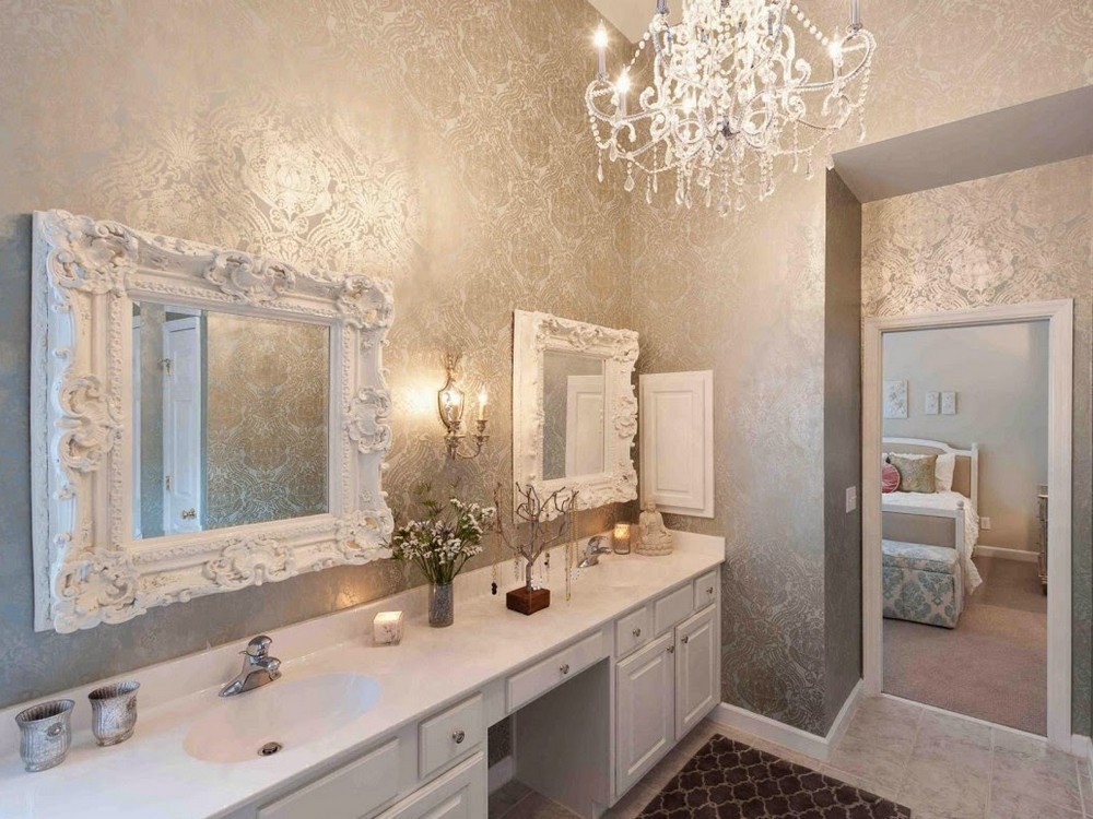 Современный дизайн ванной сочетает зеркала в багетах