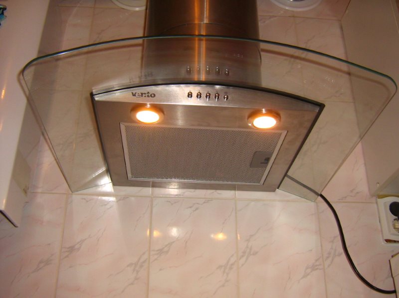 Кухонная вытяжка со встроенными светильниками