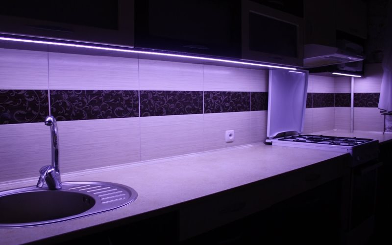 Светодиодная подсветка мойки и рабочего стола в кухне-гостиной