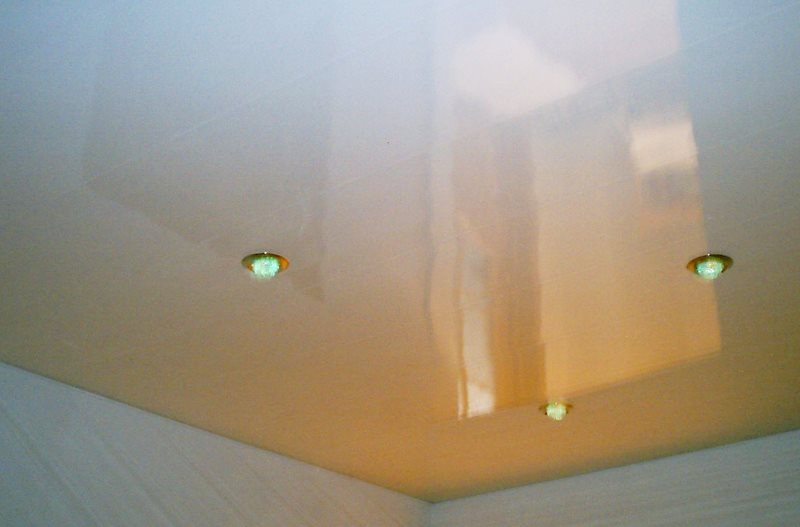 Глянцевая поверхность бесшовного потолка из ПВХ-панелей