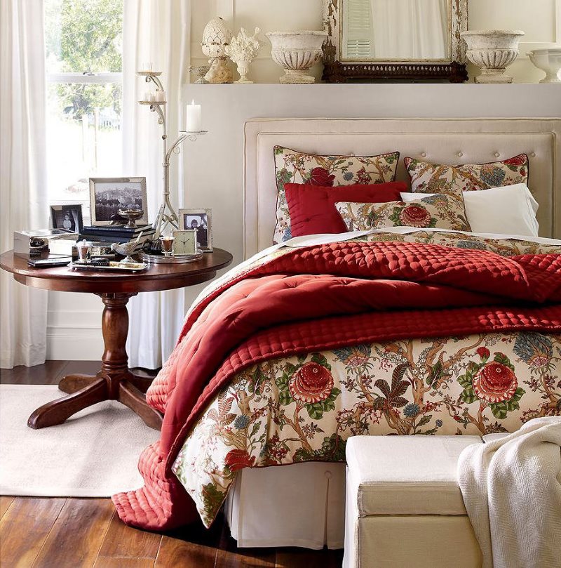 Деревянная кровать с бардовым покрывалом
