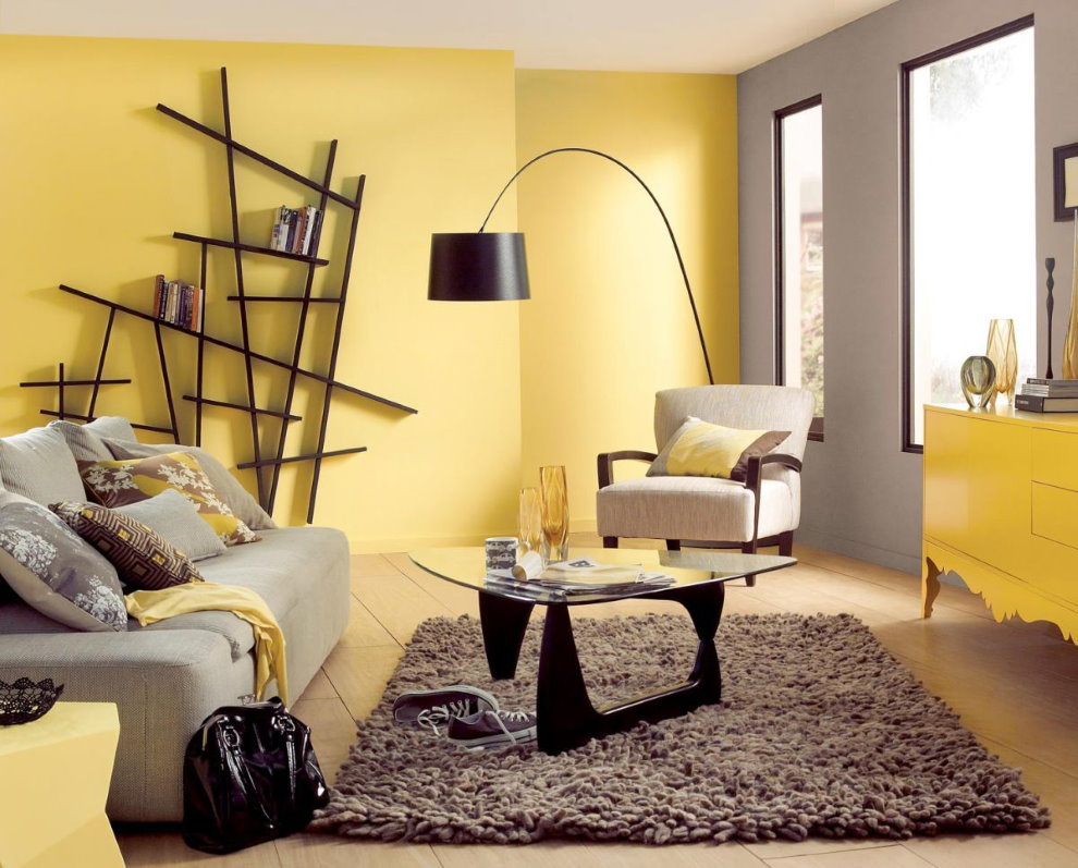 Нестандартные полки на желтой стене гостиной