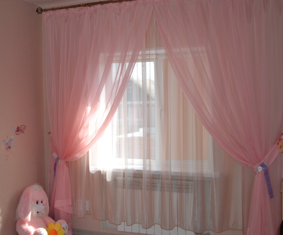 Декорирование окна комнаты для девочки светлым тюлем