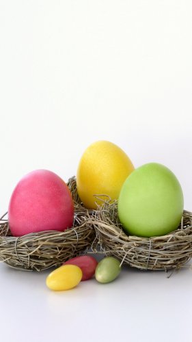 Easter Eggs in Nest Tablet Wallpaper