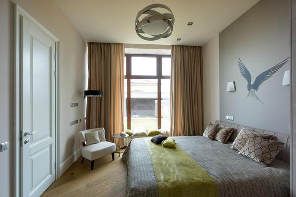 Сделать интерьер спальни гармоничным можно при помощи практичной мебели и красивых элементов декора