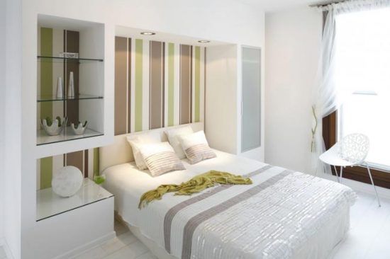 Белая отделка в спальне создает ощущение чистоты и комфорта