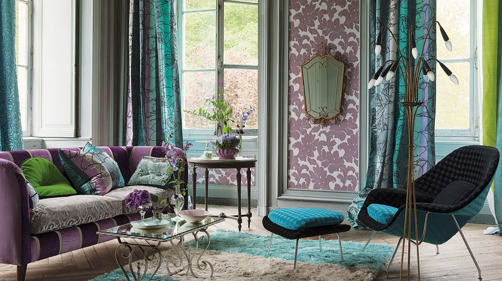 сочетание бирюзовых штор с фиолетовым цветом в дизайне гостиной