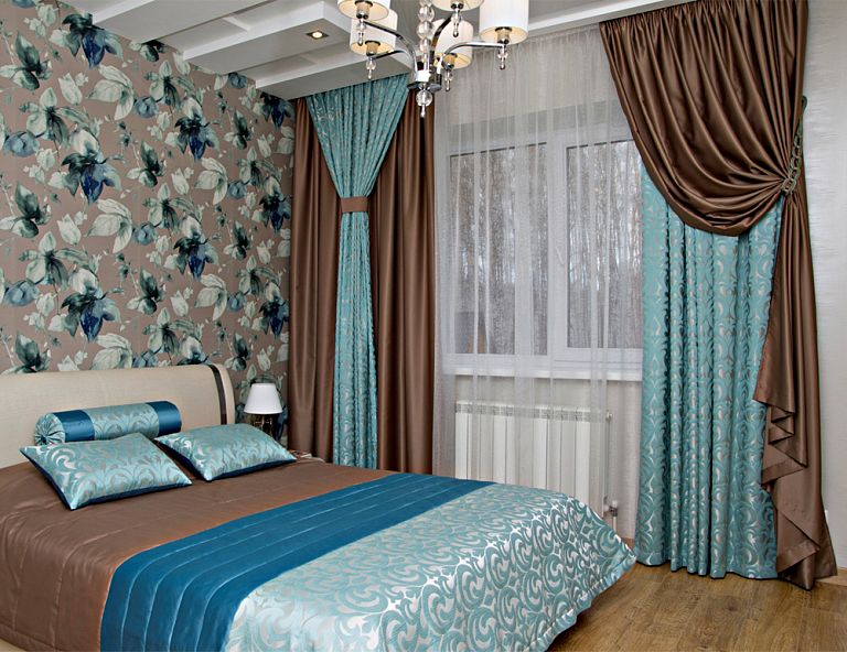 сочетание коричневых и бирюзовых штор в спальной комнате