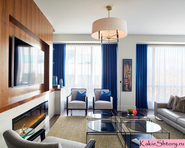 синие шторы в интерьере гостиной комнаты
