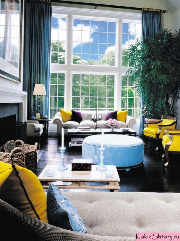 сочетание синих штор с желтой мебелью