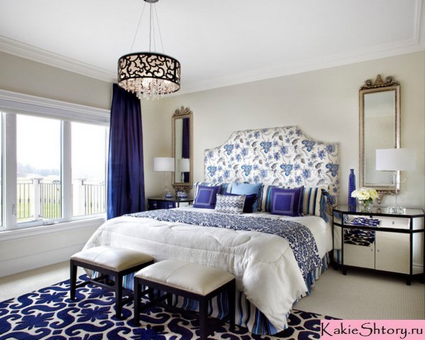 синие шторы в спальне