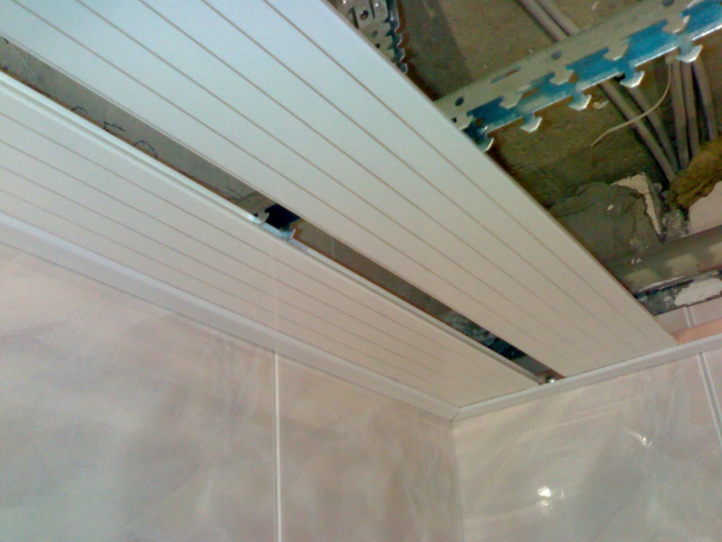  разобрать подвесной реечный потолок
