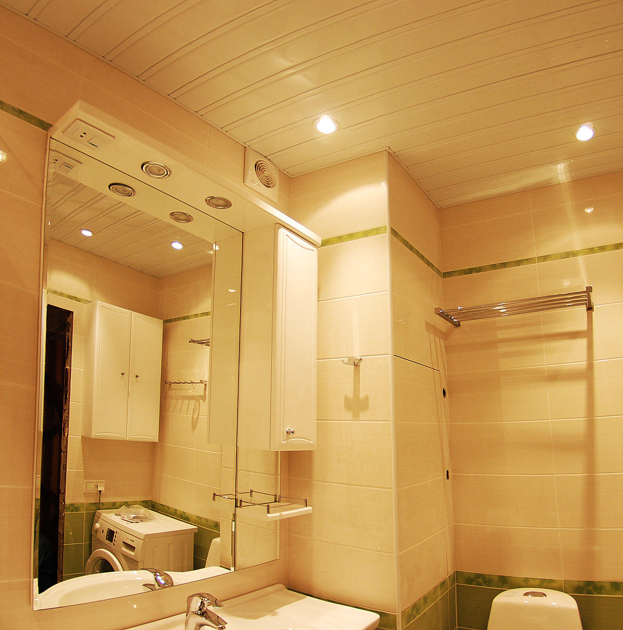 Реечный потолок позволяет эффектно оформить потолок в ванной без значительной потери высоты