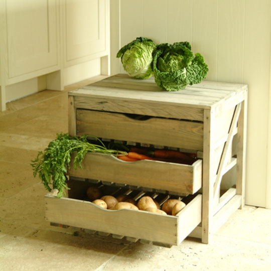 Комод с выдвижными ящиками для хранения овощей и картошки на кухне