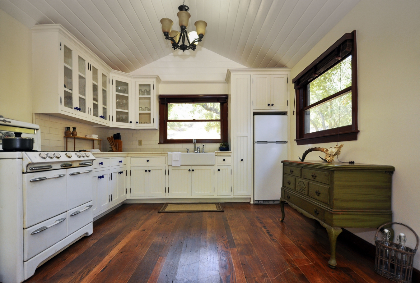 Оливковый комод в белой кухне