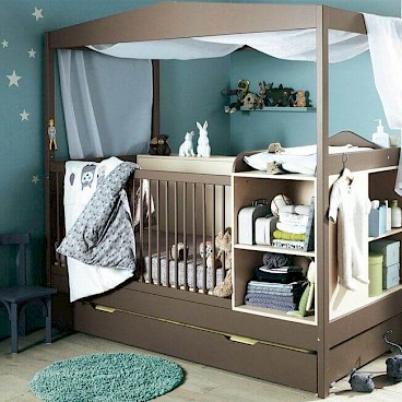 Современные детские кровати часто оборудуют дополнительными опциями