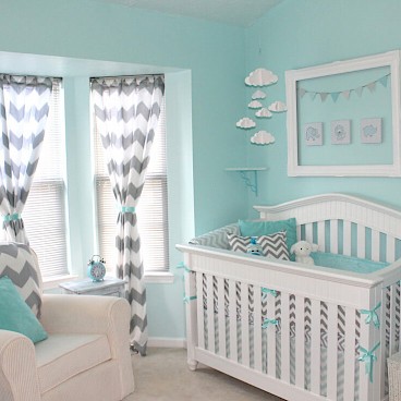 Дизайн комнаты для малышей лучше оформлять в спокойных и нежных тонах
