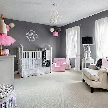 Серый цвет отлично разбавит розовый интерьер комнаты