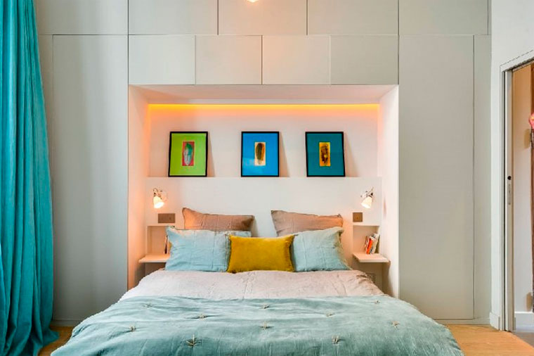 Встроенный шкаф над кроватью с подсветкой – фото