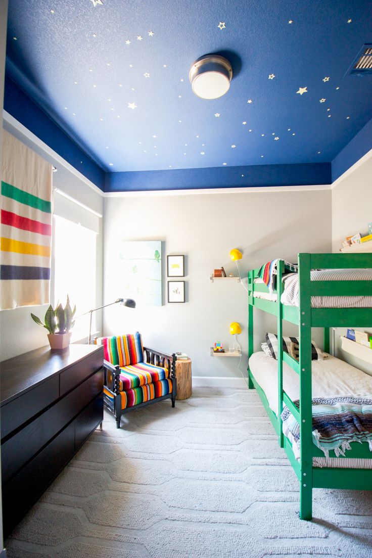 Детская комната в хрущевке со звездным небом