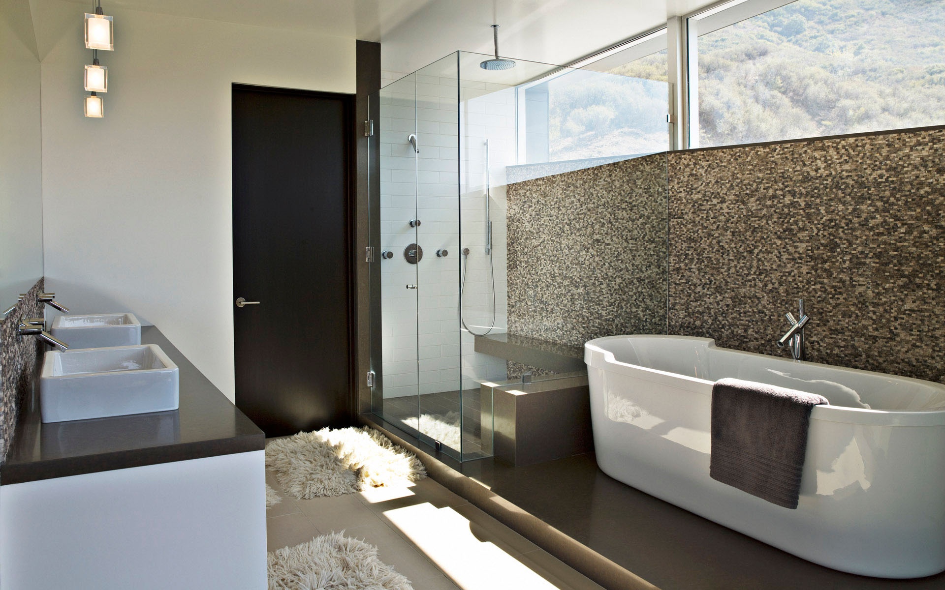 Просторная ванная в стиле модерн с мозаикой