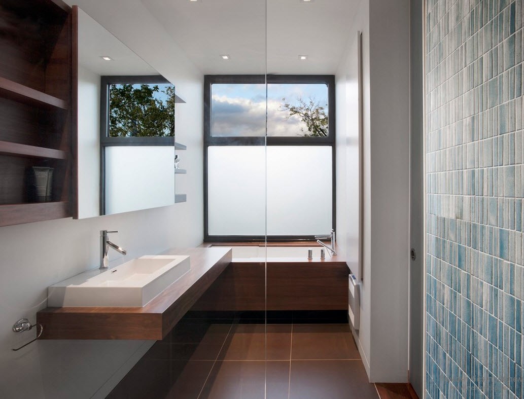 Матово-прозрачное окно в ванной в стиле модерн