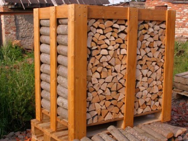 Организовать хранение дров можно по разному, но с соблюдением единых правил
