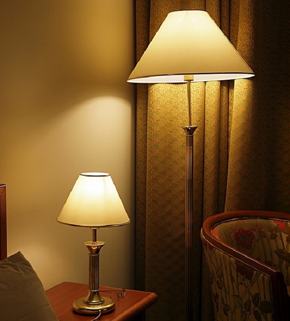 Около удобного кресла, которому тоже часто находится место в спальной, можно установить торшер и настольную лампу.
