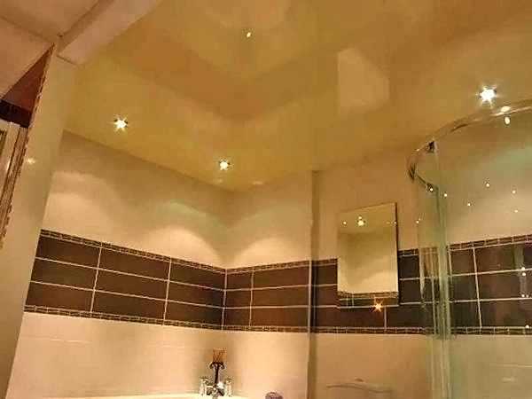 красивые натяжные потолки в ванной комнате фото