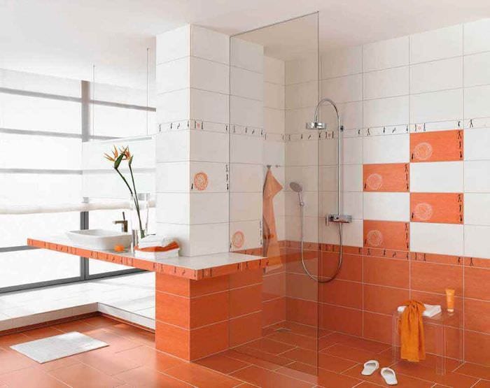 идея светлого дизайна укладки плитки в ванной комнате