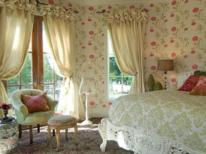 Дизайн спальни в стиле прованс с обоями в цветочек