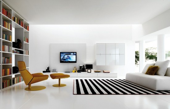 Черно-белый полосатый ковер в интерьере гостиной фото