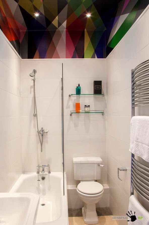 Цветной потолок в ванной