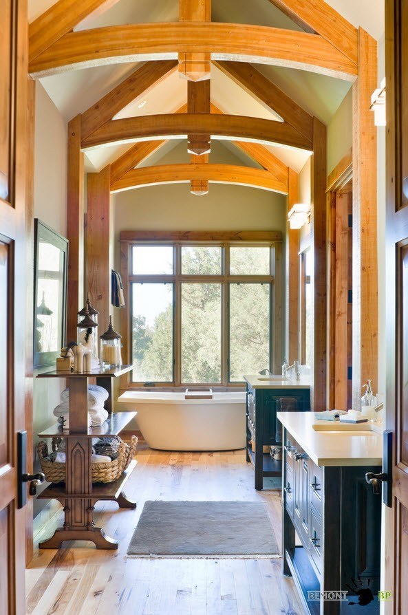 Деревянные балки на потолке ванной