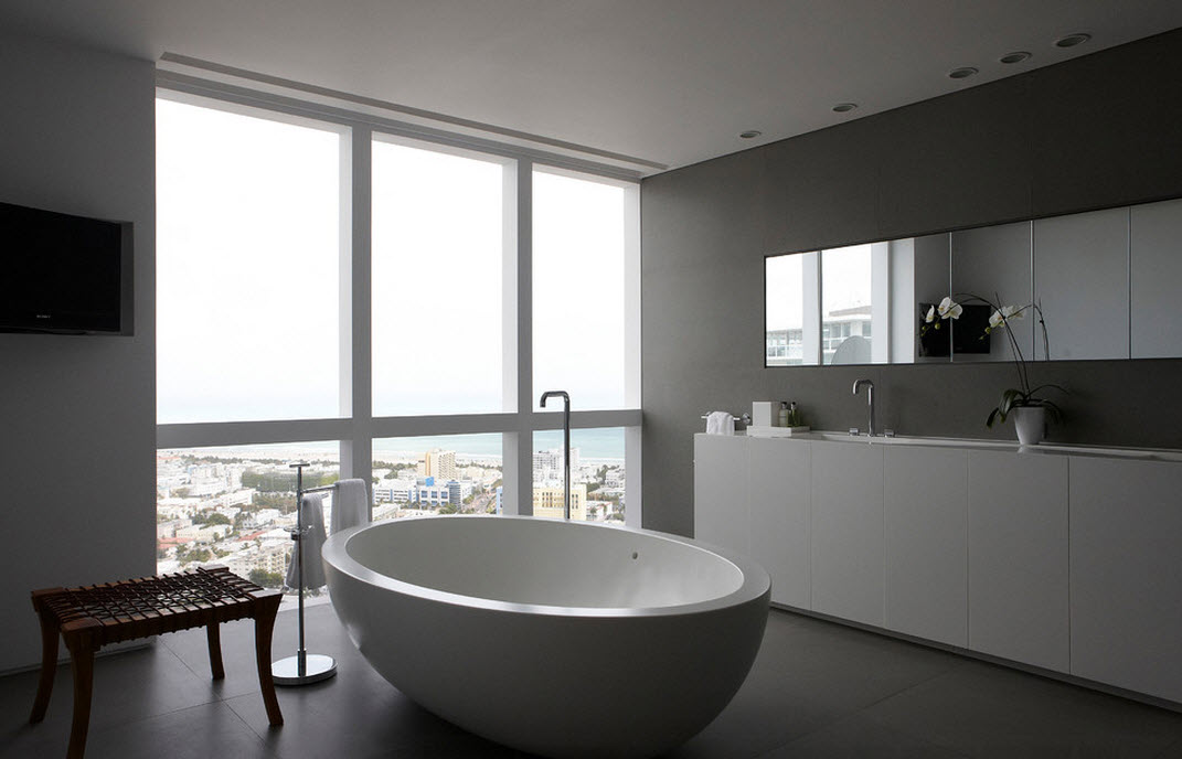 Панорамное окно в серой ванной