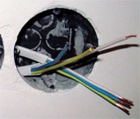 Оголенные провода в подразетнике - Как установить розетку в доме?
